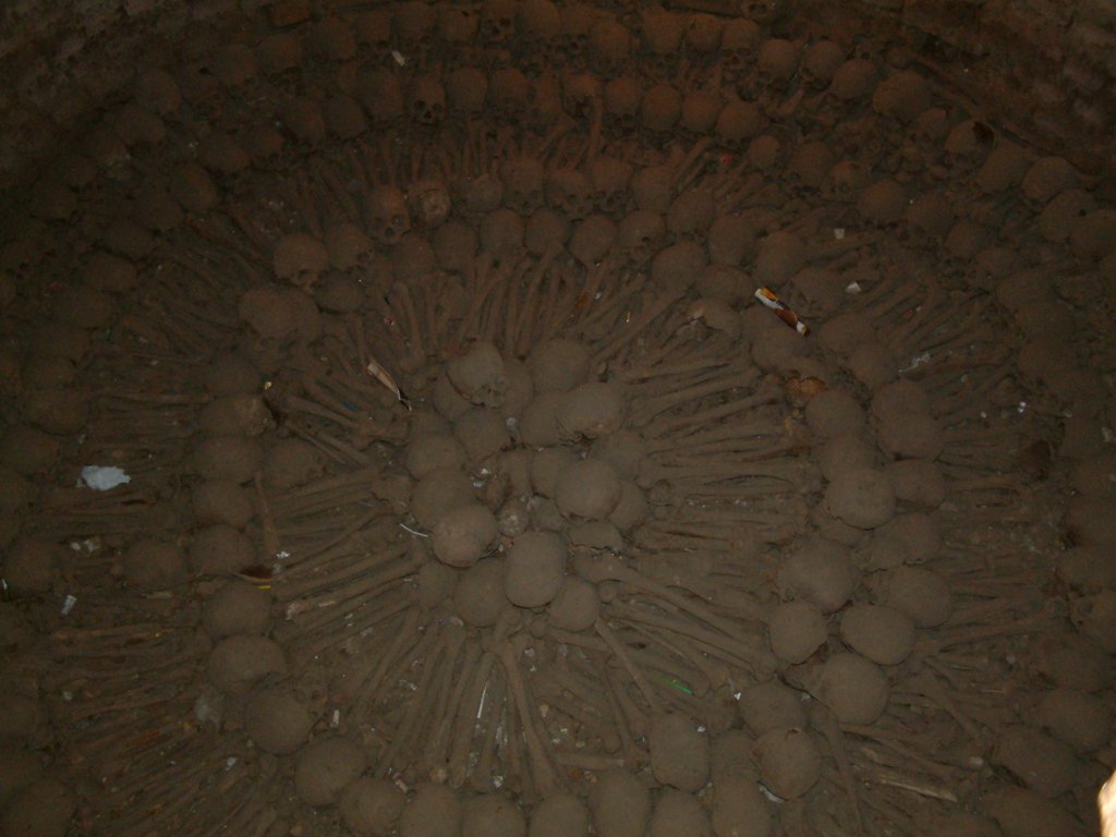 06-Heads and bones in the catacombs of the Monasterio de San Francisco.jpg - Heads and bones in the catacombs of the Monasterio de San Francisco